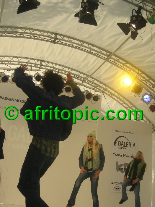 ../Images/Krefeld-Strssenmodenschau-2005 318.jpg